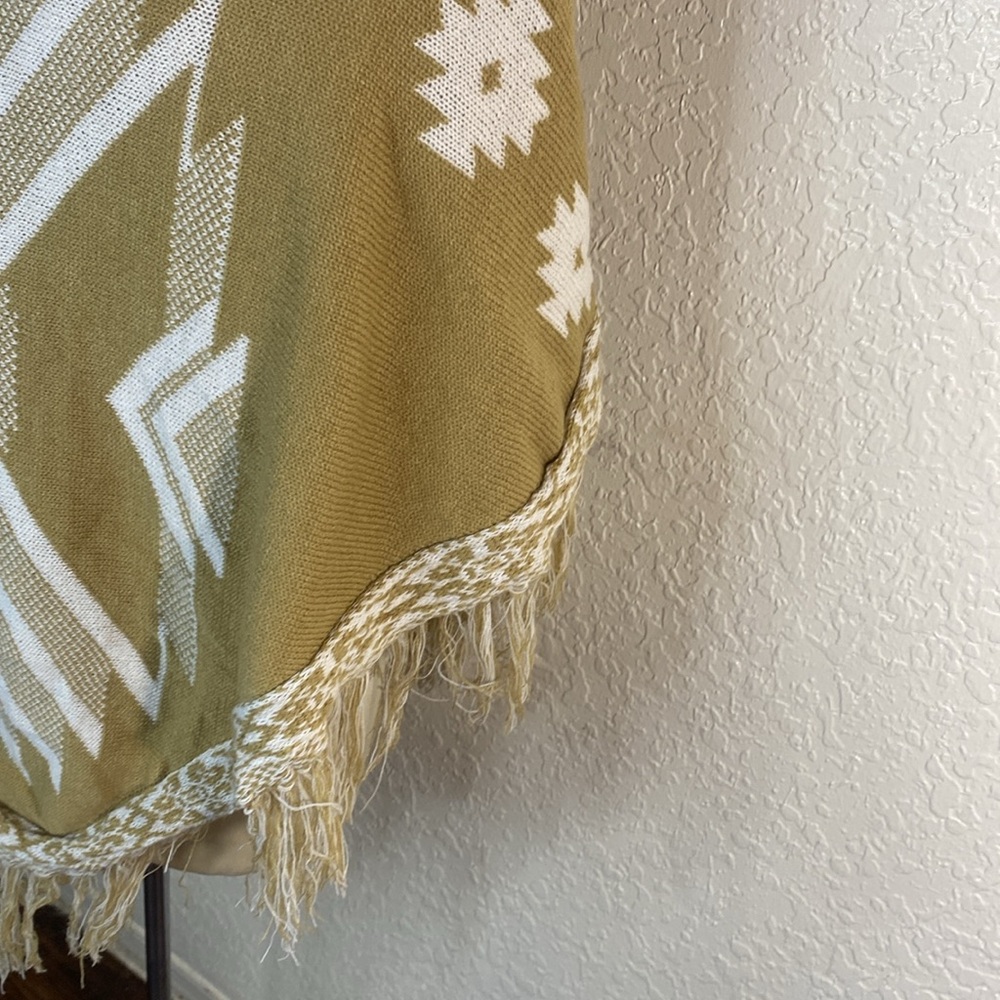 Poncho - Picture 4 of 7